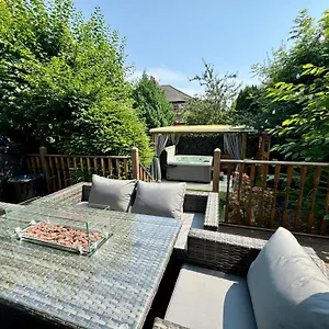 Freeman Hot Tub House, Free Parking, Transport Links , Longbenton United Kingdom